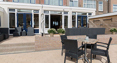 terras met zwarte tafels en stoelen